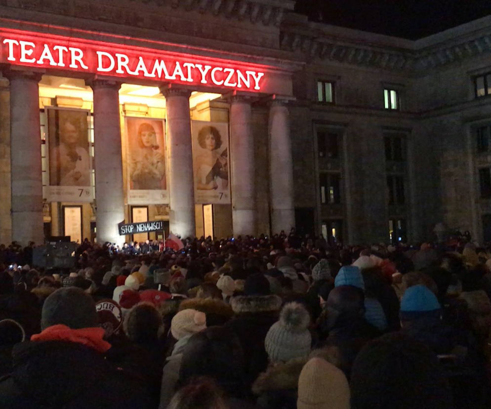 Warszawa: światełko pamięci dla Adamowicza