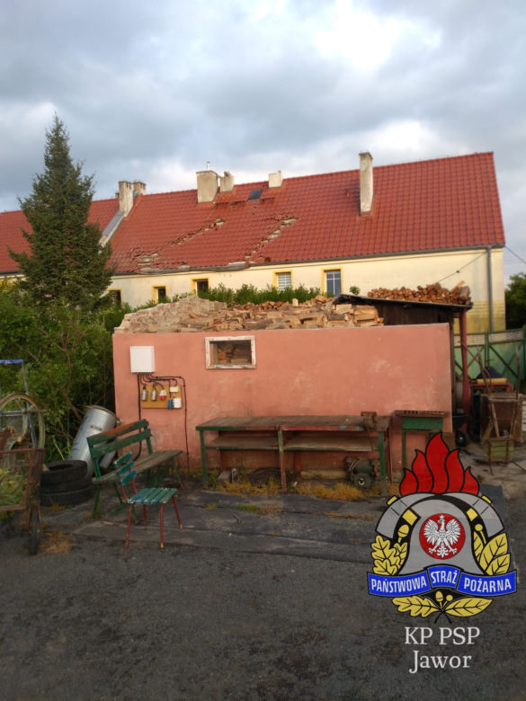 Zerwany dach przychodni i powalone drzewa