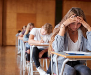 Gorączka przed egzaminem ósmoklasisty z matematyki. Ucziowie boją się niespodzianek po polskim i w napięciu szukają pewniaków