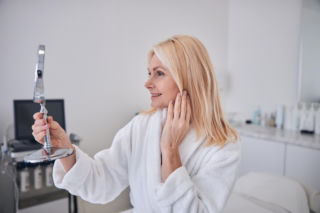 Chcesz odzyskać owal twarzy bez skalpela? Ten zabieg działa jak żelazko na zmarszczki