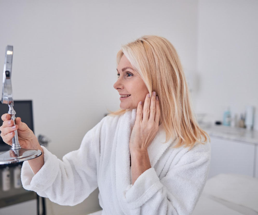 Chcesz odzyskać owal twarzy bez skalpela? Ten zabieg działa jak „żelazko” na zmarszczki