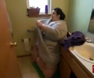 Ta kobieta waży ponad 300 kg! Szoruje fałdy tłuszczu na nogach szczotką do mycia pleców! [ZDJĘCIA]