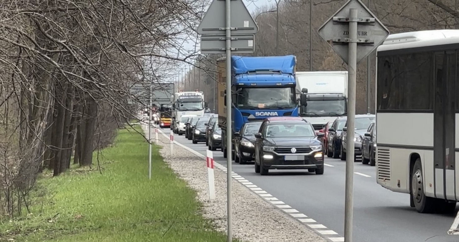 Wiozła małe dziecko, wjechała pod ciężarówkę. Dramatyczny wypadek w Aninie