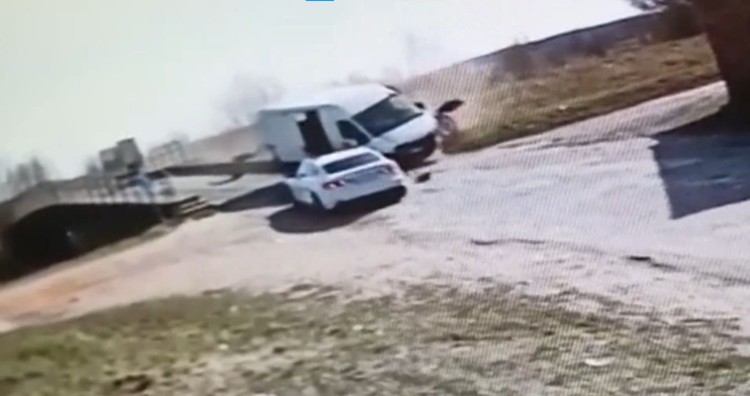 Szokujące zachowanie kierowcy busa na moście pod Elblągiem! Pruł prosto na audi [ZDJĘCIA]