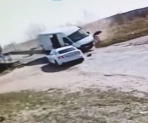 Szokujące zachowanie kierowcy busa na moście pod Elblągiem! Pruł prosto na audi [ZDJĘCIA]
