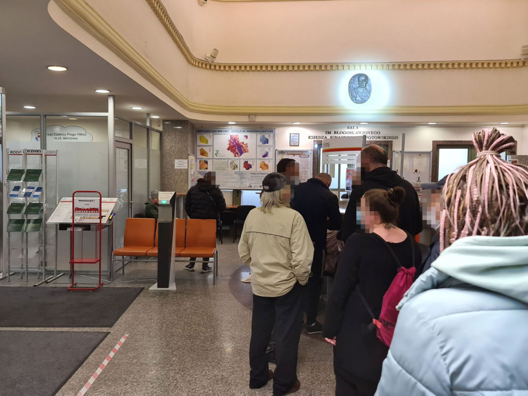 W ostatniej chwili uciekli przed grzywną! Nawet  dwie godziny w kolejce do spisu