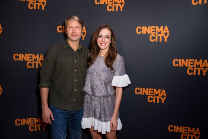 Mads Mikkelsen i Anna Wendzikowska