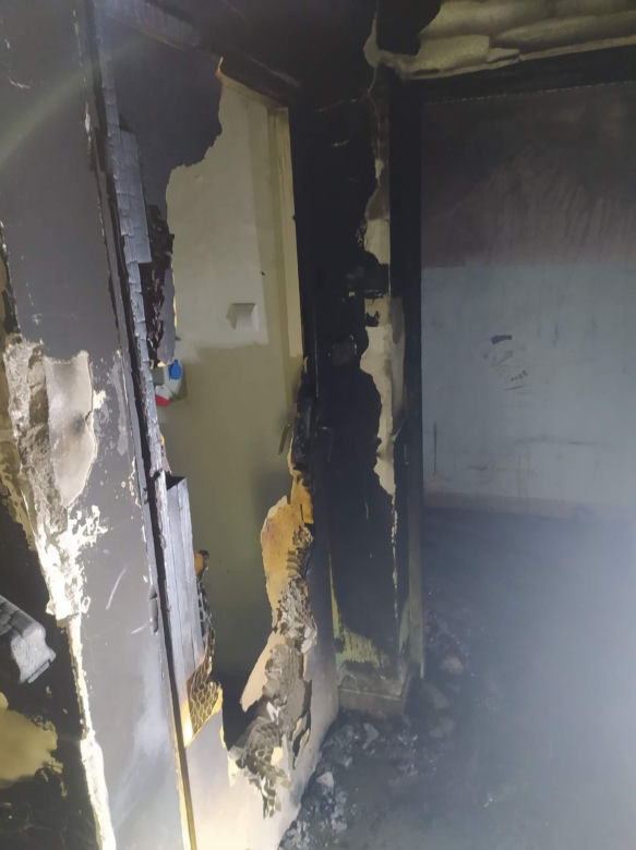 Ciechanów. Dwie osoby nie żyją, 17-latek poparzony! Koszmarny pożar mieszkania przy Komunalnej [ZDJĘCIA]