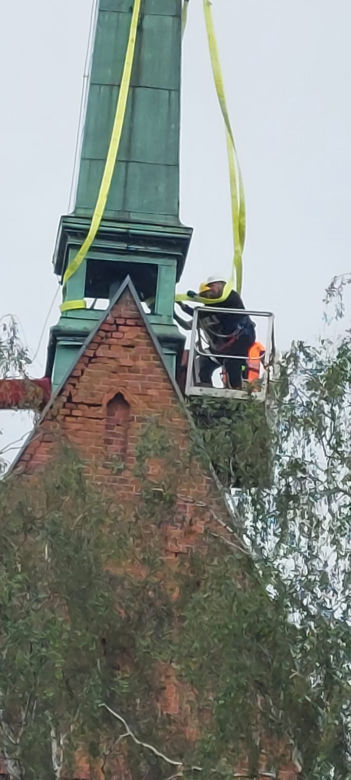 Iglica kościoła skrywała tajemnicę sprzed lat. Sensacyjne odkrycie w Juchowie