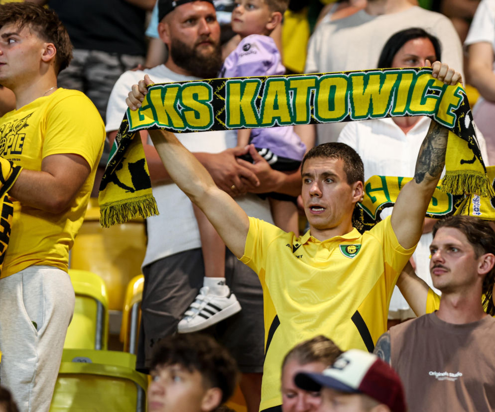 Kibic w żółtej koszulce trzyma nad głową szalik GKS Katowice. O atmosferze na meczu z Żiliną czytaj na Eska Śląskie.