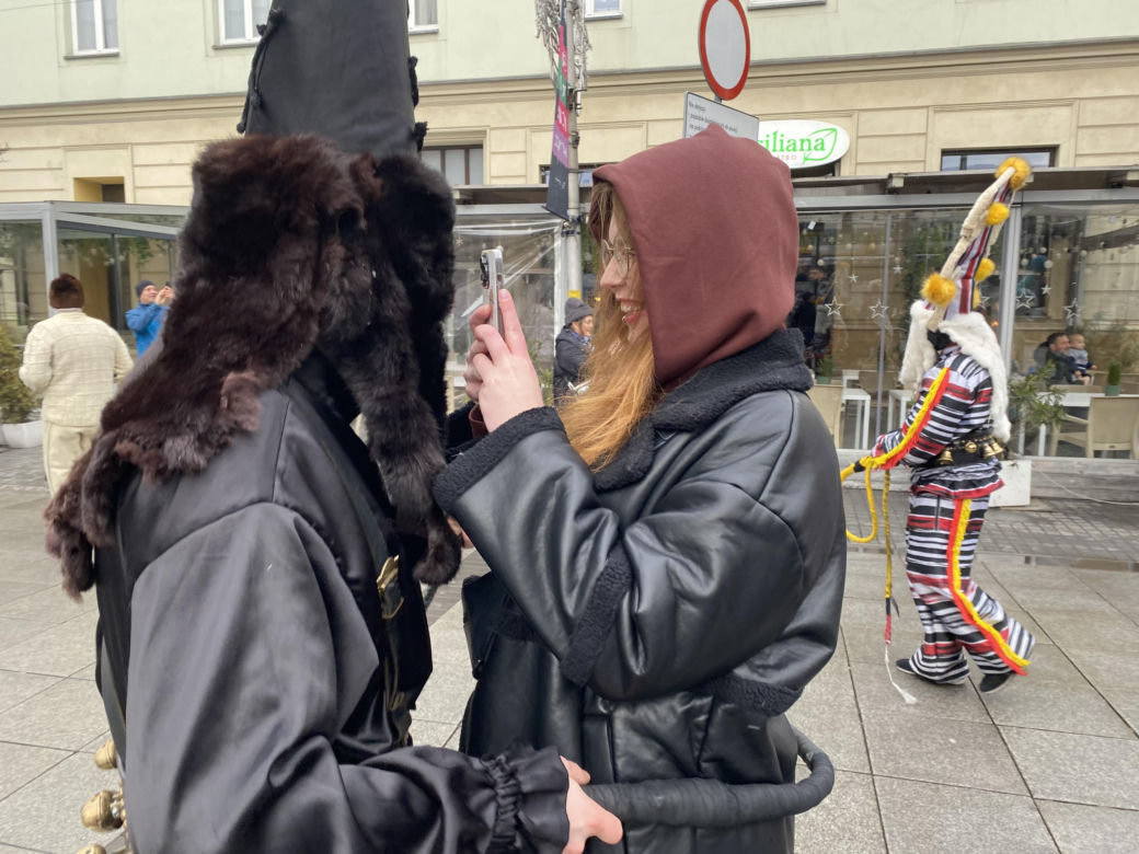 Żywieckie dziady przeszły ulicami Katowic. Kolorowy korowód zrobił furorę wśród mieszkańców