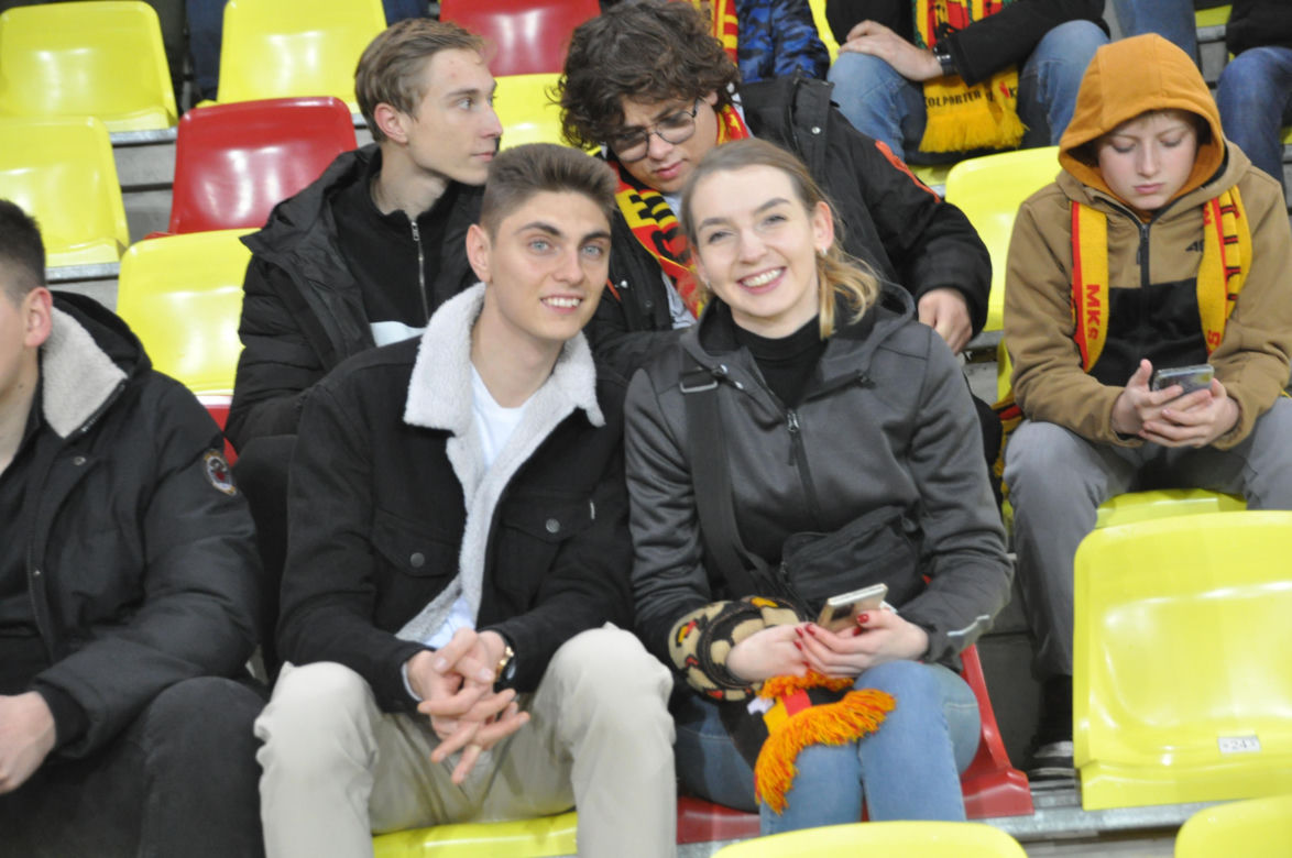 Żółto-czerwono na Suzuki Arenie! Zdjęcia kibiców na meczu Korona Kielce - Jagiellonia Białystok