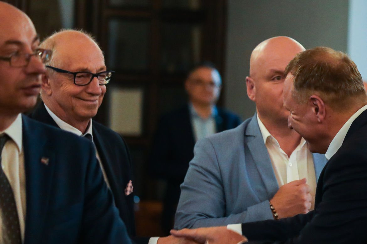 Jacek Kurski modli się w intencji zmarłej  matki