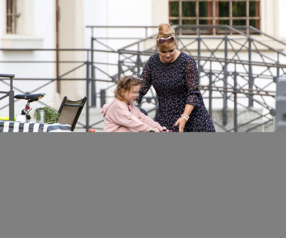 Uczy córeczkę pedałować