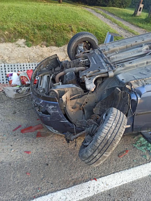 Ropa. Dachowanie osobówki. Kierowca prawdopodobnie zasnął za kierownicą