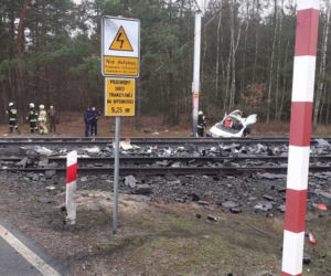 Widełka. Groźny wypadek na przejeździe kolejowym! Samochód zderzył się z szynobusem 