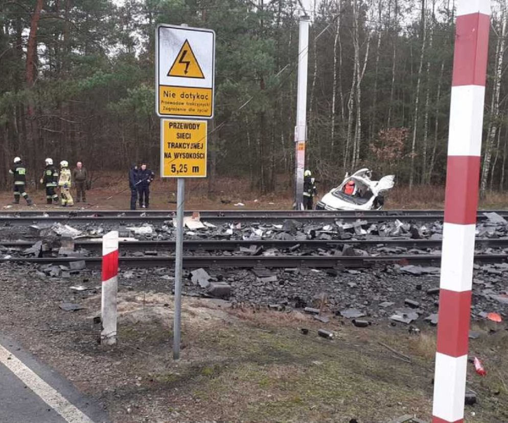 Widełka. Groźny wypadek na przejeździe kolejowym! Samochód zderzył się z szynobusem 