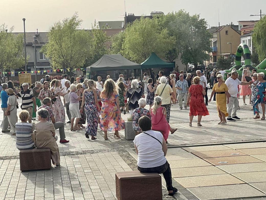 POTAŃCÓWKA NA RYNKU. Tak bawią się mieszkańcy Starachowic