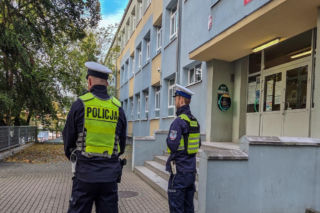 Stoją przy wejściach i na terenie szkół. Dbają o bezpieczeństwo