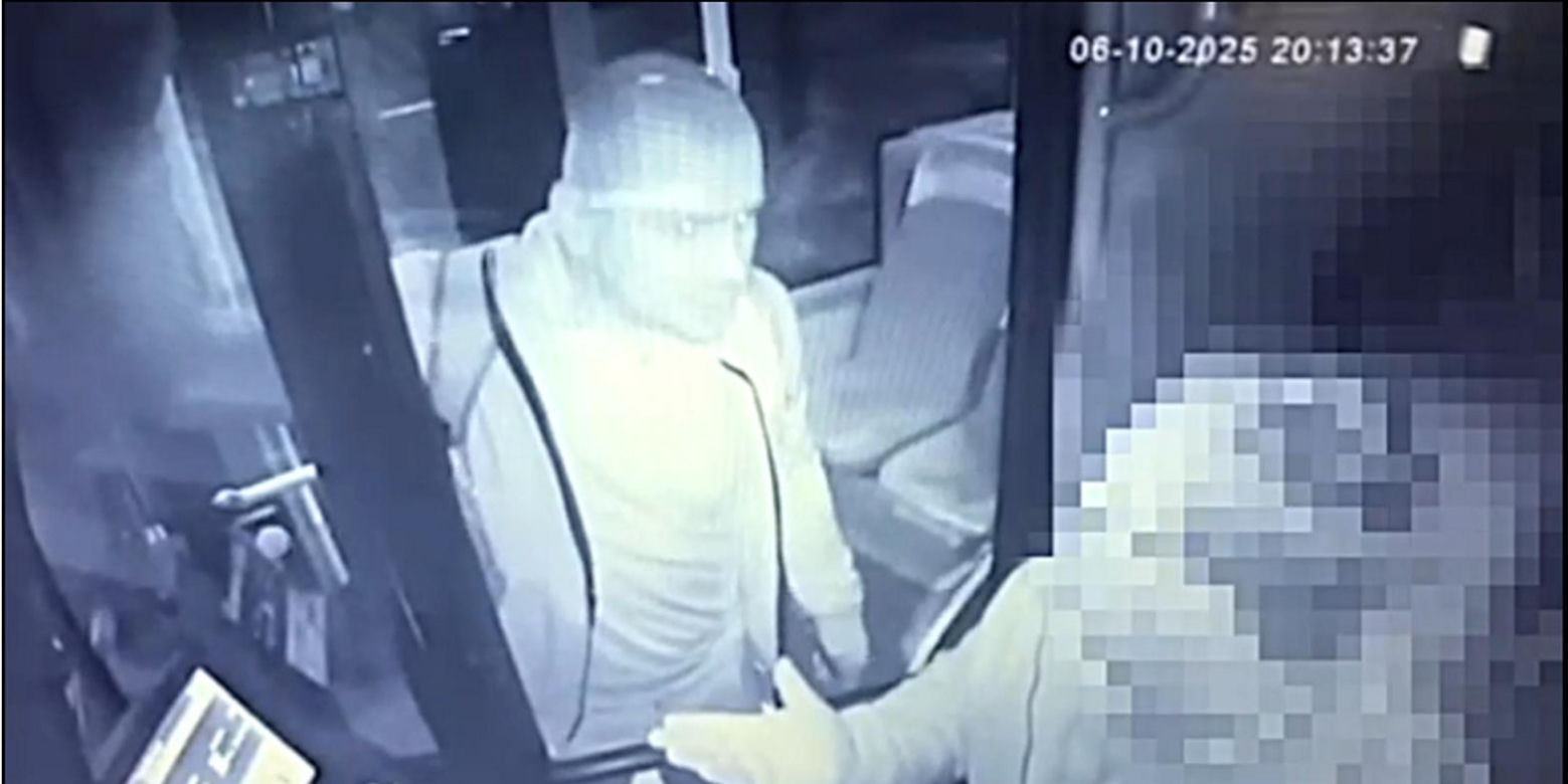 Furiat zaatakował kierowcę autobusu. Wszystko się nagrało, teraz szuka go policja
