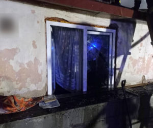 Warszawscy policjanci uratowali kobietę z pożaru