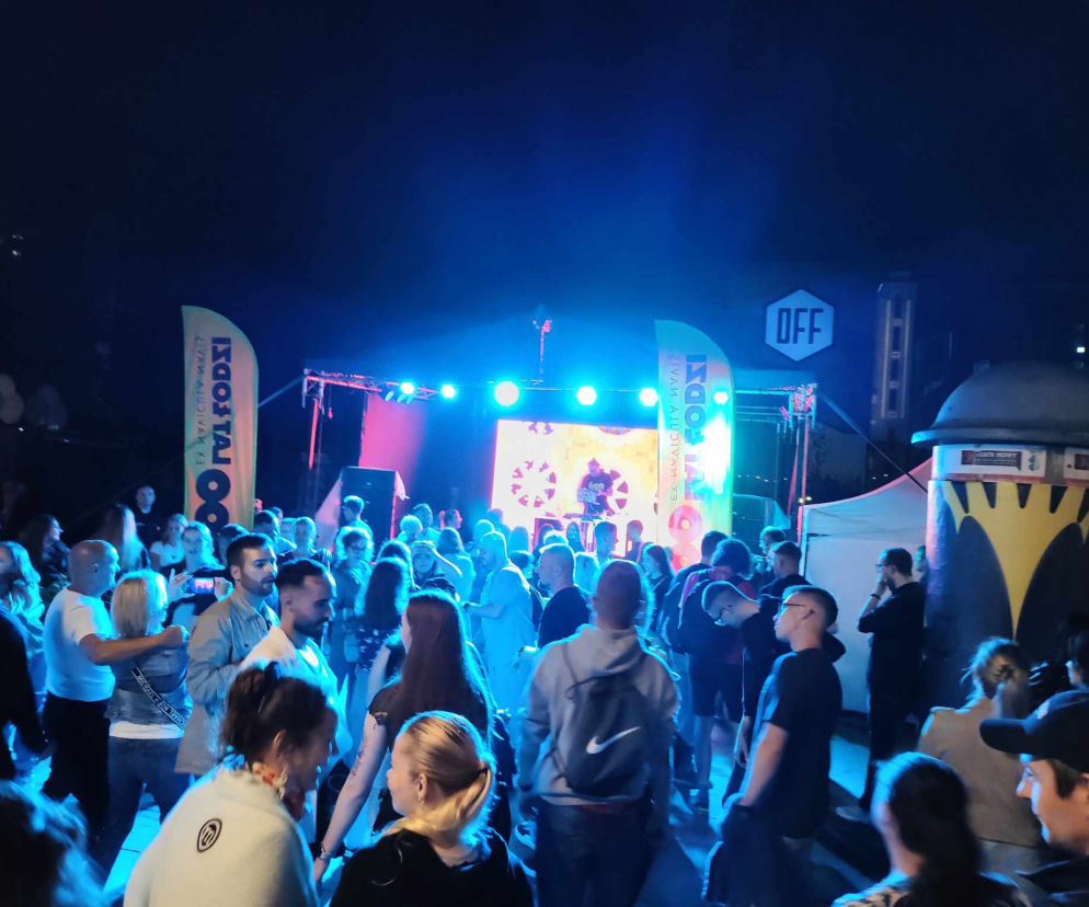 Tłum ludzi na koncercie w nocy. Na plecach jednej osoby mały plecak sportowy. O zasadach festiwalu przeczytasz na Eska.