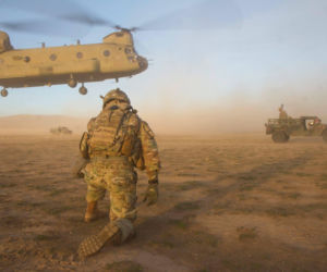 Na krawędzi klęski. Jak pilot śmigłowca Chinook uratował misję Trumpa w Wenezueli