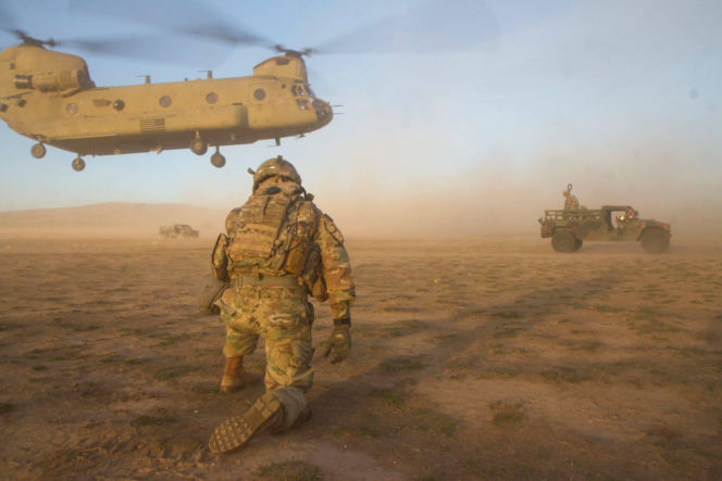 Na krawędzi klęski. Jak pilot śmigłowca Chinook uratował misję Trumpa w Wenezueli