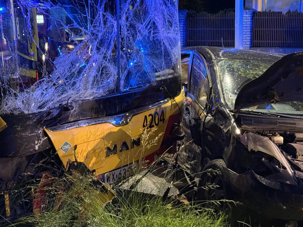 Dramatyczny wypadek we Włochach. Autobus zdzerzył się z osobówką