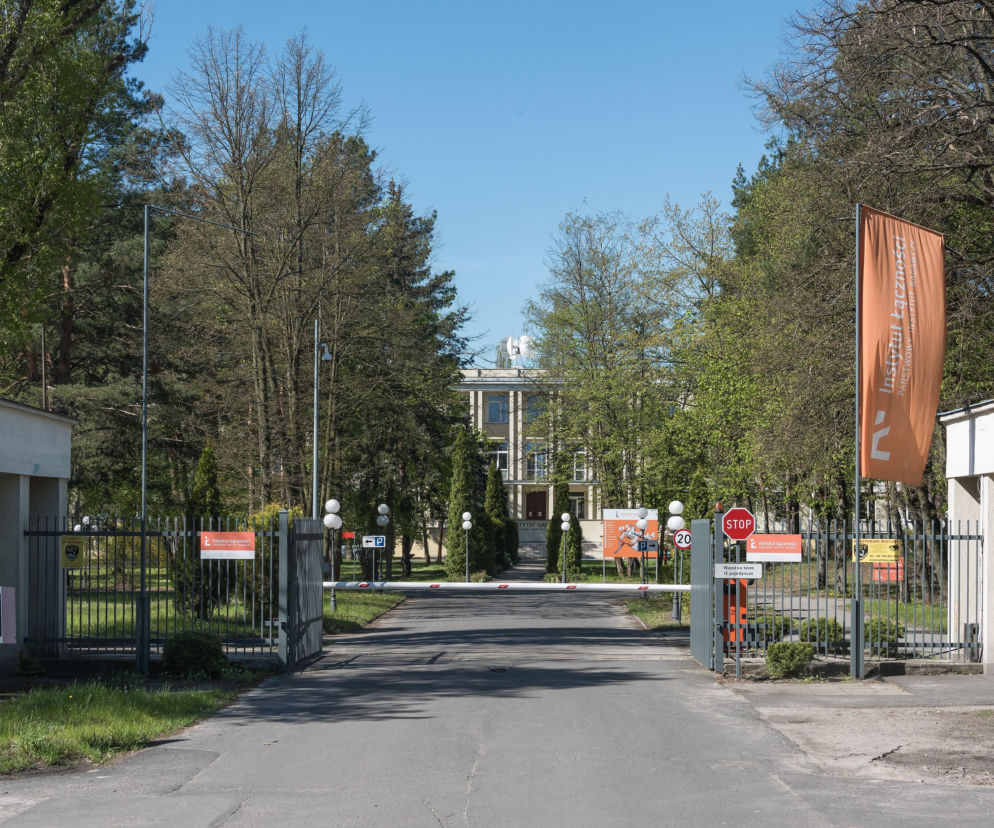 Brama wjazdowa do Instytutu Łączności w Wawrze. O nowym centrum ESA w Warszawie przeczytasz w serwisie Architektura.