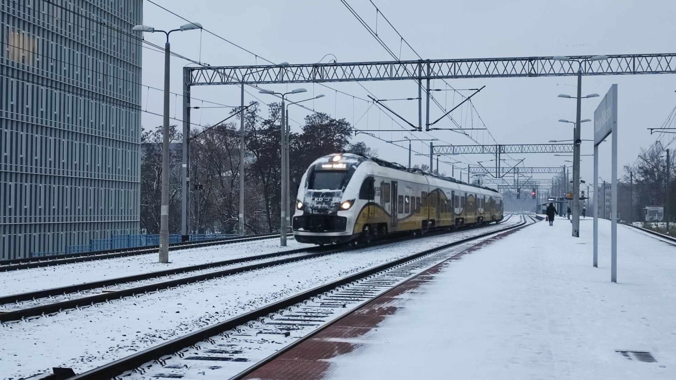 Wrocław pod śniegiem. Trudne warunki na drogach, korki, opóźnienia i awarie