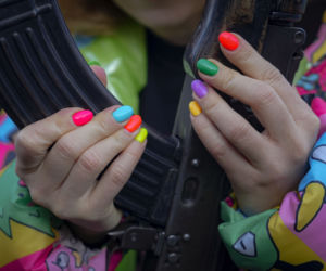 Wojna na Ukrainie. Kobiety pod bronią - coraz więcej Ukrainek wstępuje do armii. Dzieci też szkolą. 
