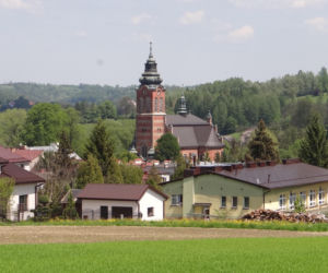 To miasto ma jeden z najpiękniejszych ratuszy w Małopolsce. Leży blisko najcieplejszego miejsca w województwie
