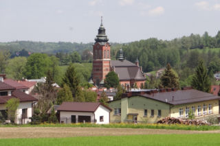To miasto ma jeden z najpiękniejszych ratuszy w Małopolsce. Leży blisko najcieplejszego miejsca w województwie