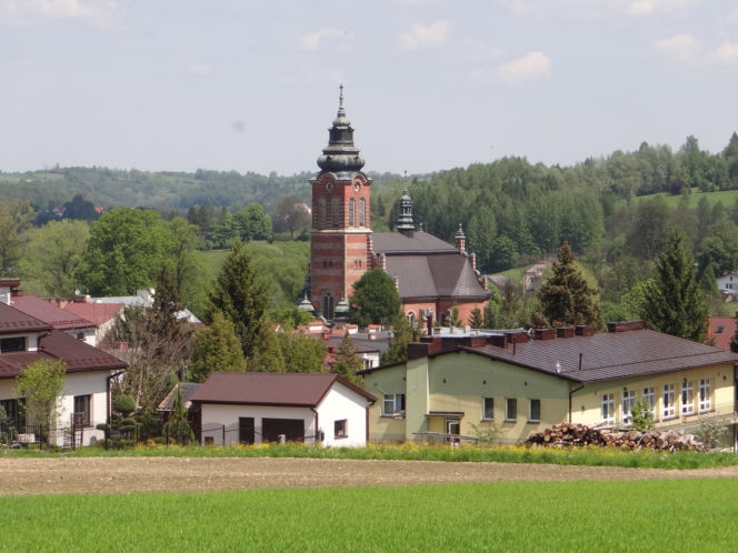 To miasto ma jeden z najpiękniejszych ratuszy w Małopolsce. Leży blisko najcieplejszego miejsca w województwie