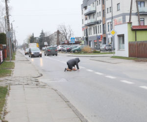 Dramat w Markach. Chodnik, po którym nie da się bezpiecznie chodzić