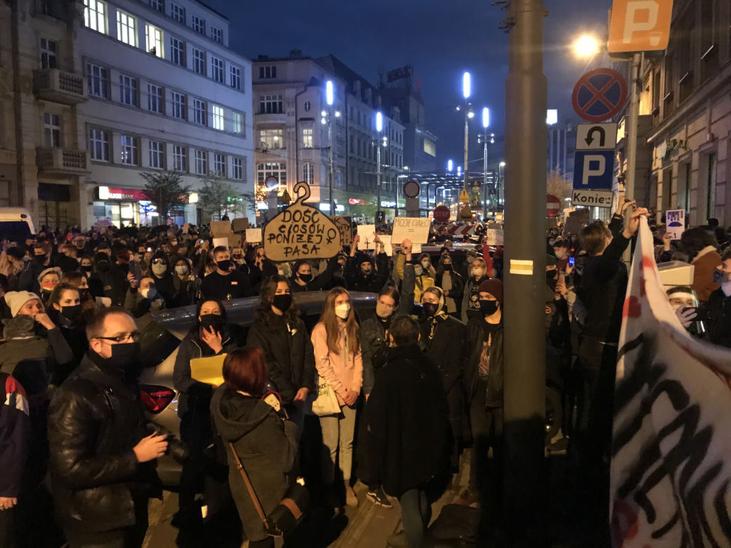 Protest kobiet w Katowicach. Tłumy strajkują przeciwko zakazowi aborcji
