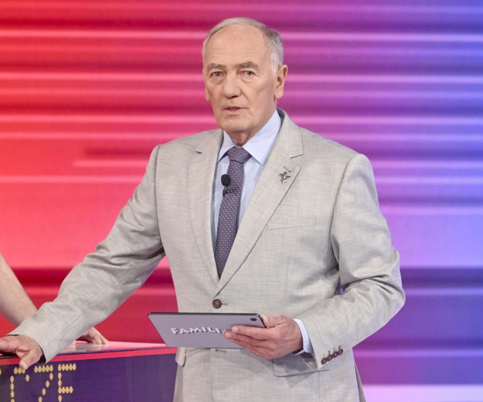 Karol Strasburger w garniturze prowadzi Familiadę. O jego pracy po 30 latach w programie przeczytasz na Eska.