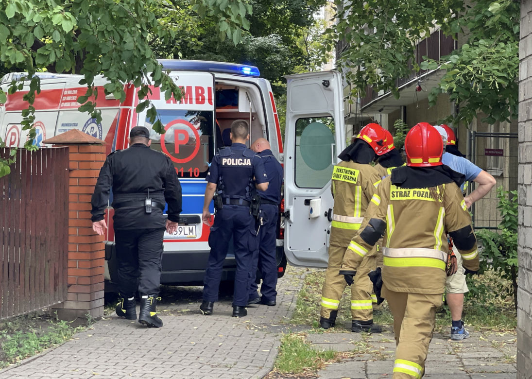 Horror na Woli. Pracownicy spadli z czwartego piętra. Winda budowlana zawisła na dwóch linach