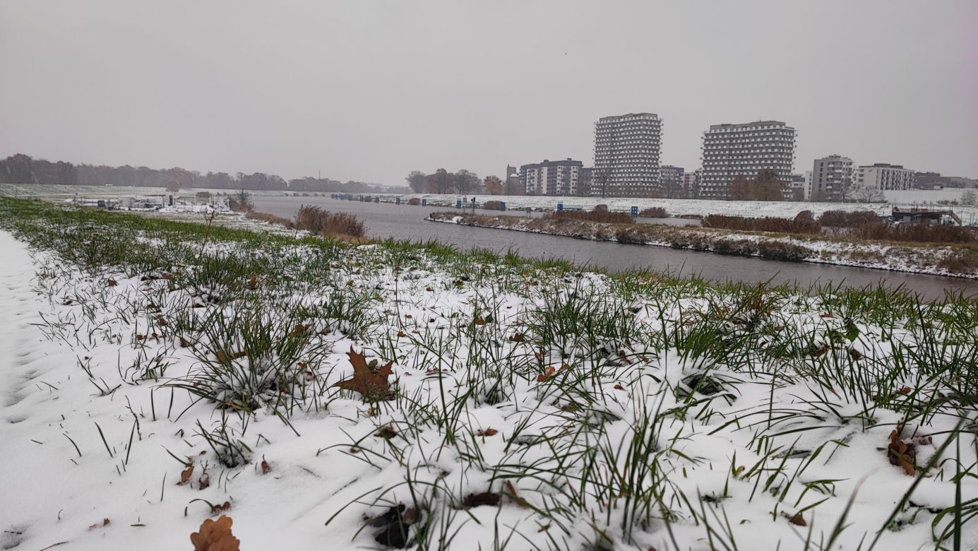 Wrocław pod śniegiem. Trudne warunki na drogach, korki, opóźnienia i awarie