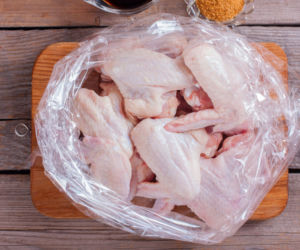 Skrzydełka pieczone w woreczku: przepis krok po kroku