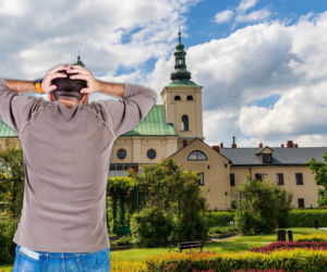 Urzędnicy przecierali oczy ze zdumienia. Nagi zakonnik opalał się na dachu klasztoru w Rzeszowie