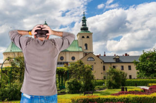 Urzędnicy przecierali oczy ze zdumienia. Nagi zakonnik opalał się na dachu klasztoru w Rzeszowie