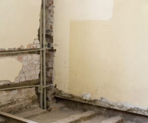 Bruzdy i wnęki w ścianach murowanych