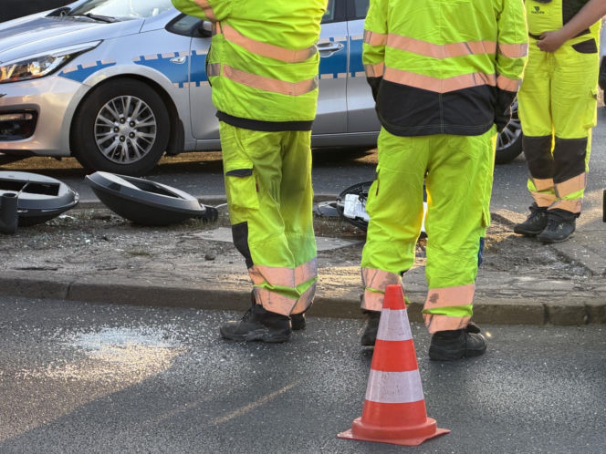 Miejski autobus uderzył w słup. Półtoraroczne dziecko trafiło do szpitala