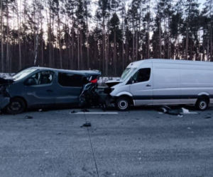 Zderzenie trzech pojazdów na S8. Są zabici i ranni! „Droga jest kompletnie zablokowana”