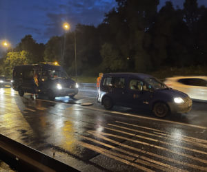 Samochody dosłownie wpadały w wielką dziurę! Skutki ulewy na Trasie Łazienkowskiej