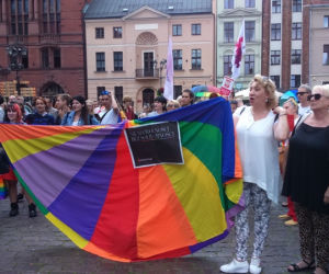  Toruń mówi NIE mowie nienawiści! Tęczowy wiec na Rynku Staromiejskim [ZDJĘCIA]