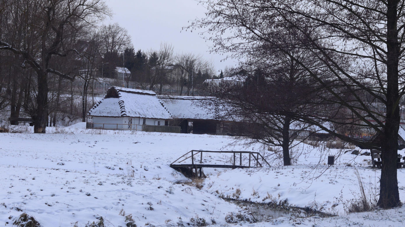 Cicho i wszędzie biało. Tak prezentuje się skansen w Lublinie w zimowej odsłonie! [GALERIA]