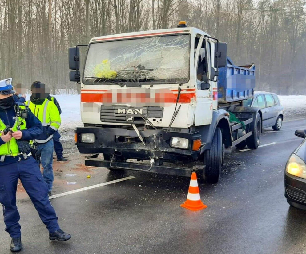 Wypadek na Ciołkowskiego. Zderzenie pięciu aut. Kierowca ciężarówki wjechał w autobus
